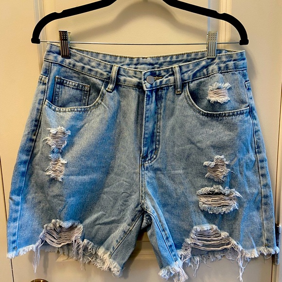Never Worn-Light Wash Ripped Raw Hem Denim Shorts - Picture 1 of 2